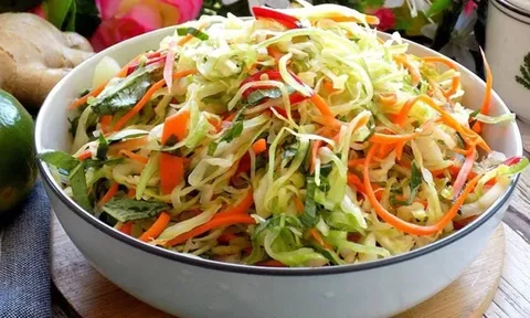 Cách làm dưa bắp cải đơn giản mà ngon, giòn, lại rất đẹp mắt