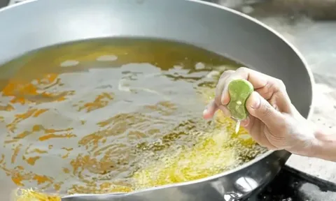 Bí quyết của đầu bếp thông minh: Vắt chanh vào chảo dầu chiên – Tưởng vô lý mà đầy công dụng bất ngờ