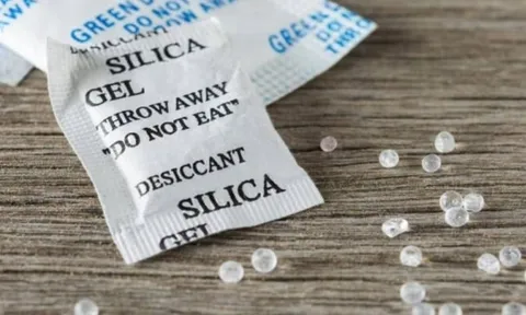 Tiếc đứt ruột nếu vứt bỏ gói hút ẩm: Công dụng đặc biệt ít ai biết!