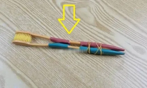 Chỉ cần 2 bàn chải đánh răng cũ buộc lại với nhau, rắc rối trong nhà bạn sẽ được giải quyết dễ dàng