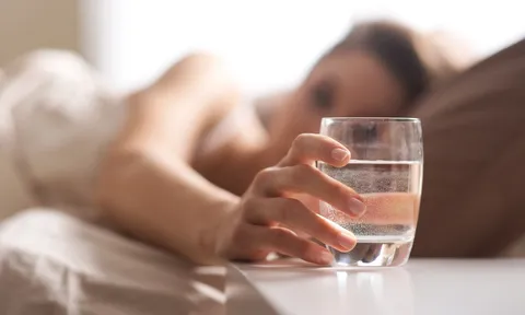 Đừng vội uống nước khi mới ngủ dậy, bác sĩ chỉ ra 5 việc cần làm trước tiên