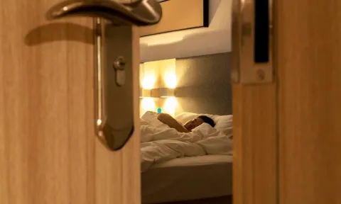 Đi ngủ nên đóng hay mở cửa phòng là tốt nhất? Tưởng đơn giản mà nhiều người làm sai