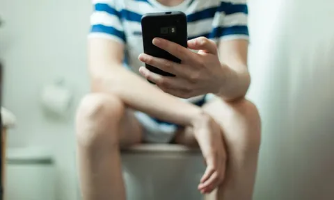 Rơi 13cm ruột ra ngoài vì dùng điện thoại trong toilet 2 tiếng: 5 tác hại khi dùng điện thoại lúc đi vệ sinh