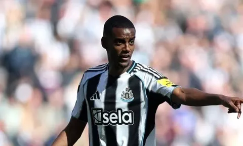 Newcastle tính giữ Isak bằng hợp đồng kỷ lục