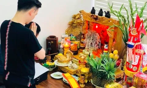 Mùng 1 Âm thắp hương xong hạ gấp thứ này khỏi bàn thờ, để lâu mất lộc