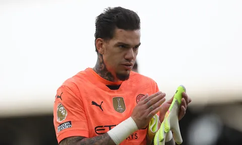 Ederson chốt tương lai với Man City