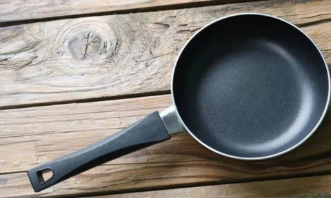 Chảo cũ mất lớp chống dính đừng vội vứt – Nhỏ vài giọt này vào, chảo lại “như mới” chỉ sau 1 phút!