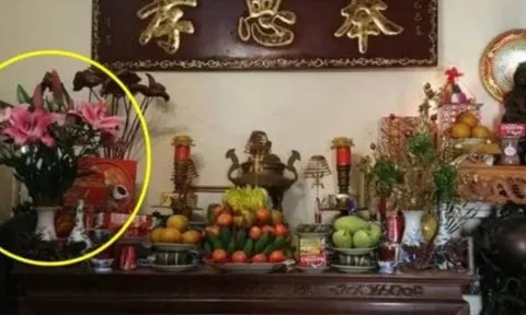 Người giàu luôn đặt lọ hoa bên trái bàn thờ khi thắp hương, nếu đặt bên phải thì sao?