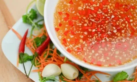 Cách pha nước mắm chua ngọt để lâu, tỏi ớt nổi đẹp mắt, chấm gì cũng ngon