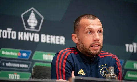 Vừa quay lại Ajax, John Heitinga đã cấm cửa 7 cầu thủ