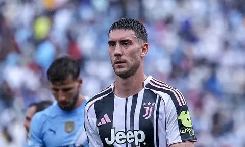 Vlahovic không muốn rời Juventus dù có tin đồn đổi chỗ với Sancho