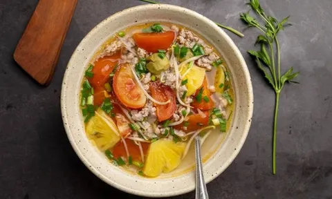 Nấu canh chua thịt bằm siêu đơn giản, mất chưa đến 10 phút là bạn có nồi canh chua ngon chất ngất mùa hè
