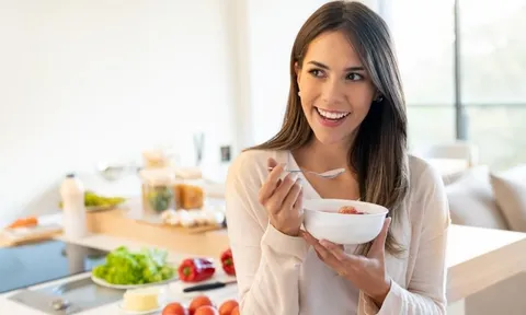 Ăn càng ít, sống càng lâu? Chuyên gia bật mí cách ăn ba bữa mỗi ngày để sống khỏe, sống thọ
