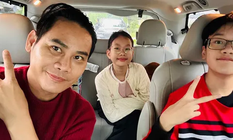 MC Hồng Phúc thưởng cho 2 con bằng chuyến du lịch Mỹ vì thi đậu trường công