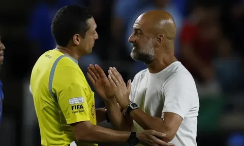 Pep nổi điên, chạy như bay hét vào mặt trọng tài trận Man City - Al Hilal