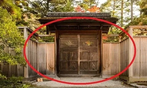 Tổ tiên cảnh báo: Nhà có 2 cửa này, càng ở càng lụi bại, tiền bạc đội nón ra đi