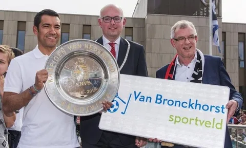 Van Bronckhorst trở lại Premier League, Liverpool không ngại tái cấu trúc