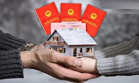 Cha mẹ sang tên Sổ đỏ cho con: Nên tặng - cho hay lập di chúc thừa kế?