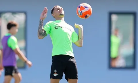 Betis kiên nhẫn chờ Antony dù thương vụ phức tạp