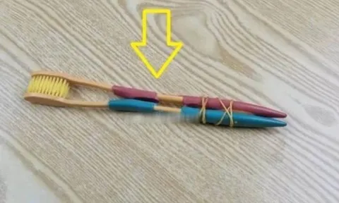 Mẹo dùng 2 bàn chải cũ buộc lại: Giải quyết gọn 5 vấn đề ai cũng từng gặp trong nhà