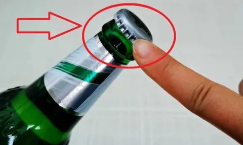 Bí mật trên nắp chai bia: Nhắm đúng điểm này là bật nắp dễ dàng, không cần dụng cụ