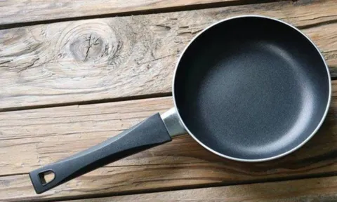 Chảo mất lớp chống dính? Nhỏ vài giọt này, chảo cũ thành chảo mới sáng bóng