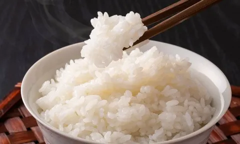 Nấu cơm chỉ bỏ nước lạnh thôi chưa đủ: Làm thêm bước này cơm thơm dẻo, tơi xốp ăn rồi nhớ mãi