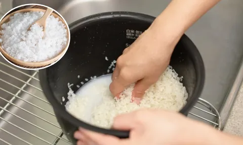 Vì sao nên thêm muối khi vo gạo?