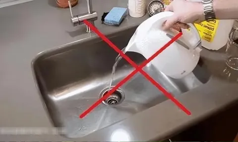 Đổ nước nóng vào bồn rửa bát, tưởng tốt ai ngờ gây ra 2 vấn đề nghiêm trọng