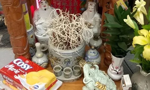Hết Rằm hạ gấp thứ này khỏi ban thờ thần Tài, giữ cố Lộc tiêu tán hết