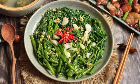 Rau muống xào tỏi xanh giòn: Đầu bếp mách 1 mẹo làm đơn giản