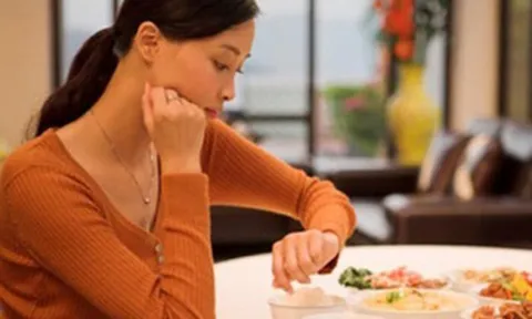 Thường xuyên ăn tối muộn, bạn sẽ có nguy cơ mắc 5 bệnh nguy hiểm này