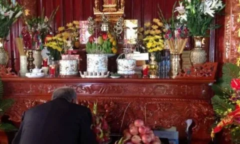 Bí ẩn phong thủy khi thắp hương: Vì sao người giàu kiêng đặt bình hoa bên trái bàn thờ?