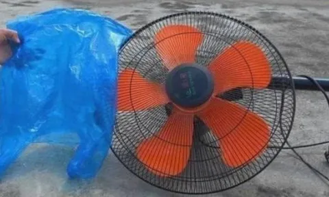 Mẹo vệ sinh quạt sạch bóng không cần tháo khung chỉ với 1 chiếc túi nilon, ai cũng làm được tại nhà