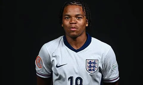Liverpool tính "trói chân" thần đồng Rio Ngumoha
