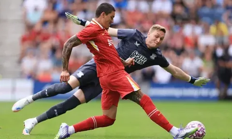 Arne Slot dùng 22 cầu thủ, Liverpool thắng trận tri ân Diogo Jota