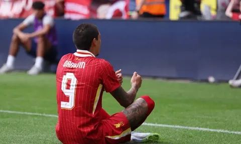 Nunez tưởng nhớ Jota bằng pha ăn mừng cảm xúc ở trận thắng của Liverpool