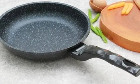Chảo tróc lớp chống dính? Nhỏ vài giọt nguyên liệu này, chảo bóng như mới, không lo dính món ăn