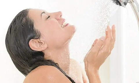 Trời nắng nóng, nhưng nên dừng ngày 5 thói quen tắm này để cơ thể không bị suy yếu