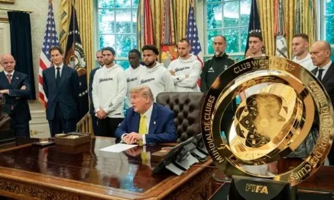 Chuyện lạ: Ông Trump giữ cúp, FIFA làm bản Club World Cup mới cho Chelsea