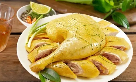 Luộc thịt gà kiểu này: da vàng óng, thịt ngọt thơm, không còn tanh hay đỏ sống