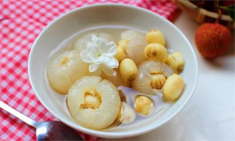 Nấu chè hạt sen chỉ bỏ đường thôi chưa đủ: Làm cách này giúp chè nhanh nhừ, bùi ngậy