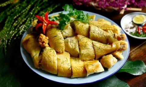 Vớt gà luộc ra khỏi nồi: Gà vừa tanh vừa đỏ, thêm 1 bước này gà vàng ươm, ngọt thịt
