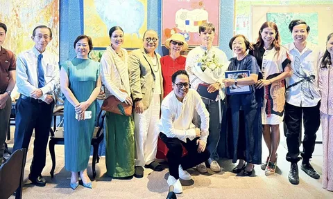 MC Tùng Leo lần đầu làm đạo diễn triển lãm nội thất đầu tay cùng kiến trúc sư Naomi Thủy Nguyễn