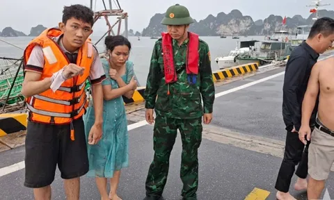 Lật tàu du lịch trên Vịnh Hạ Long do dông lốc