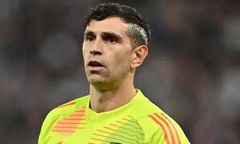 Aston Villa khó hiểu khi MU "dám" hỏi mượn Martinez