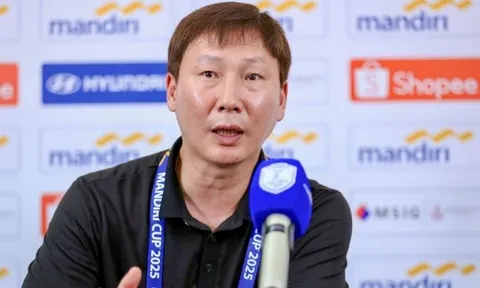 HLV Kim Sang-sik hài lòng với chiến thắng, chia sẻ về sự kiện đau lòng ở Việt Nam
