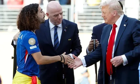 Marc Cucurella “sợ hãi” khi Donald Trump làm loạn buổi lễ trao cúp của Chelsea
