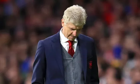 Nỗi lòng của Arsene Wenger: "Ông im lặng ngồi đó, nhìn tình yêu của họ nhạt phai"