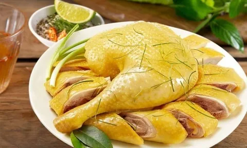 Luộc gà đúng cách: không tanh, không đỏ, da vàng óng – bí quyết từ đầu bếp nhà làm